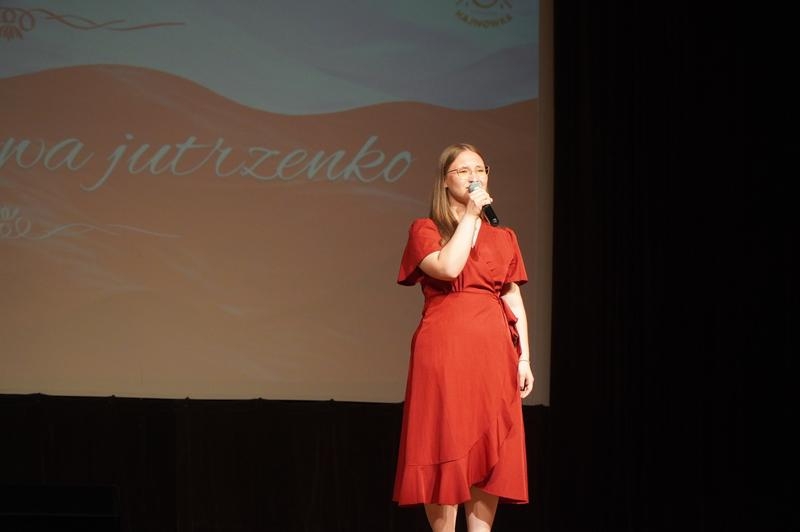 Na zdjęciach widać zespoły artystyczne HDK