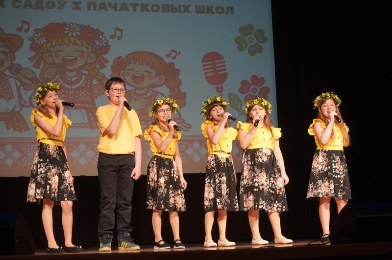 Na zdjęciach widać artystów z Hajnowskiego Domu  Kultury ze Studia Piosenki Estradowej.