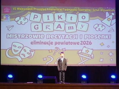 chłopiec na scenie