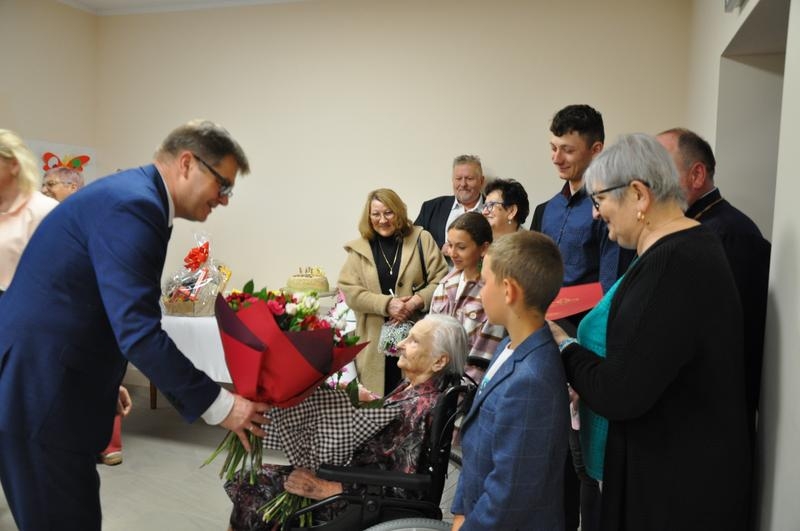 Burmistrz wręcza jubilatce kwiaty