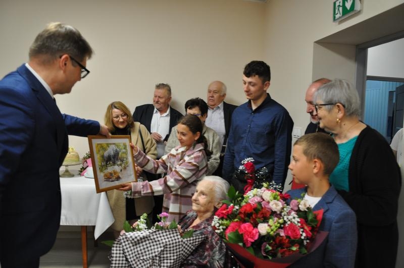 Burmistrz wręcza jubilatce obraz