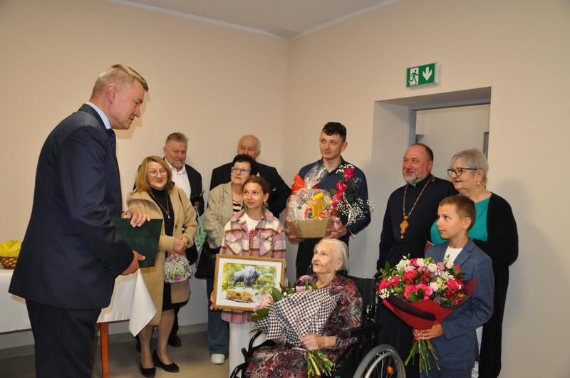 Kierowniek ZUS w Hajnówce składa jubilatce życzenia