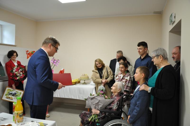 Burmistrz przekazuje listy gratulacyjne