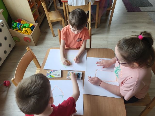 dzieci wykonują prace plastyczne