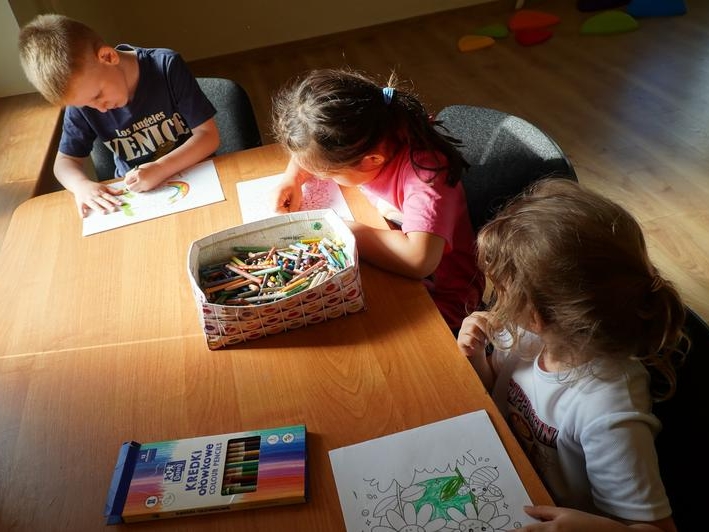 dzieci malują kolorowanki
