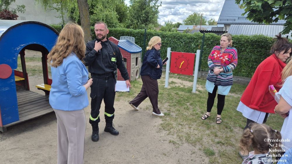 Pani Dyrektor przekazuje Strażakowi meldunek