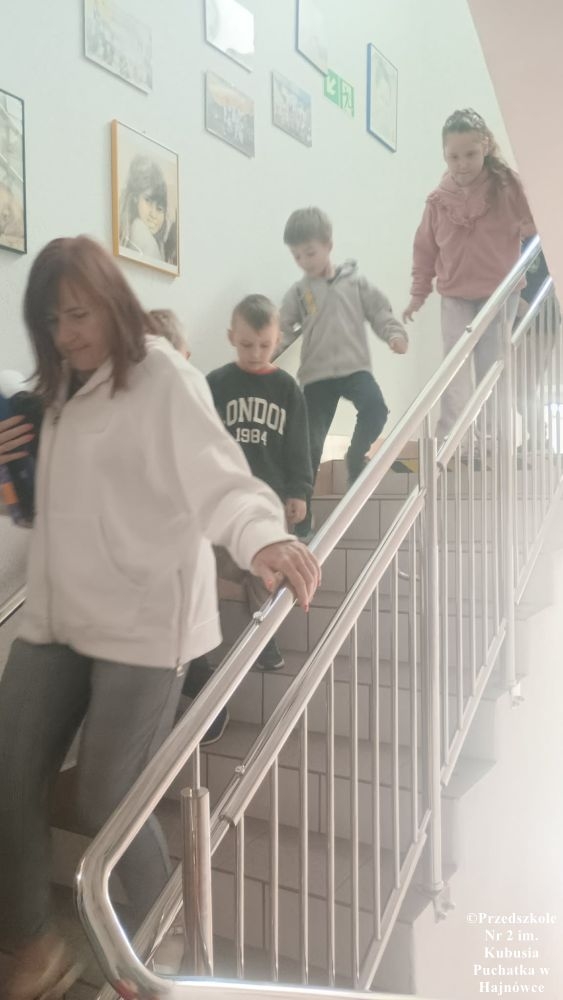 dzieci z nauczycielkami i obsługą przedszkola udają  się na miejsce zbiórki