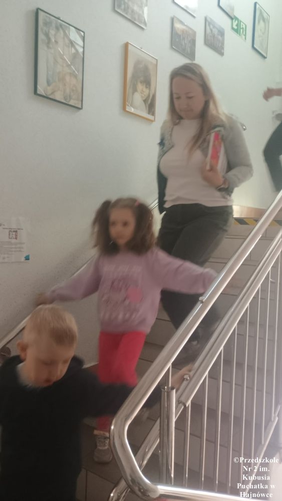 dzieci z nauczycielkami i obsługą przedszkola udają  się na miejsce zbiórki