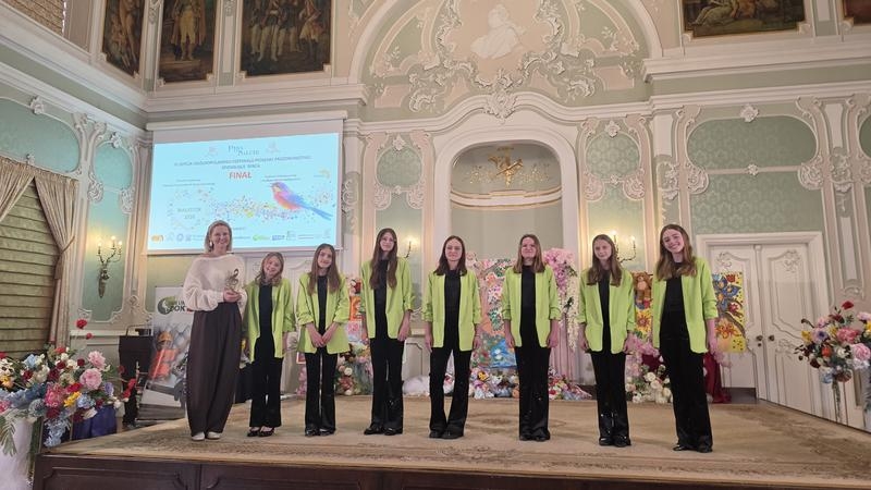 zdjęcie dziewcząt  w pałacu
