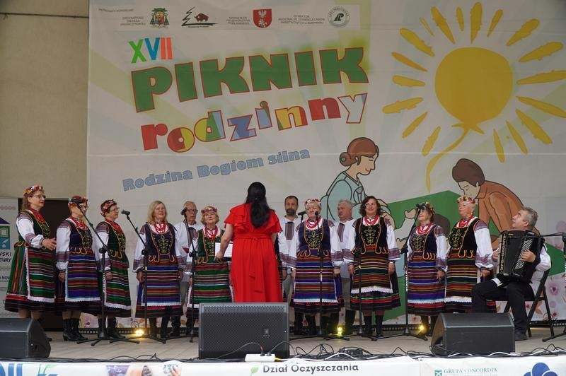 występ wokalny chóru