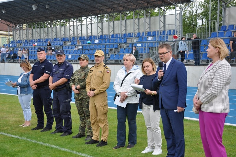 dyrekcja przedszkola wraz z gośćmi honorowymi wygłaszających przemowy otwierające wydarzenie
