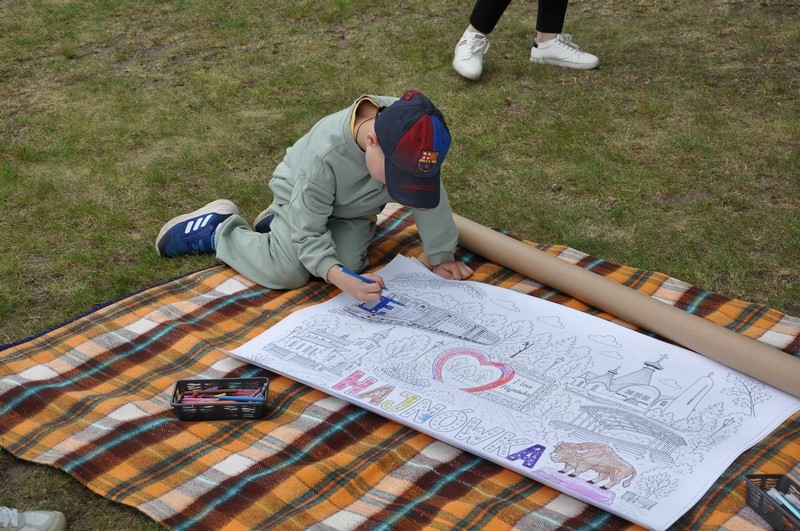 stanowiska z atrakcjami dla dzieci:  kolorowanie plakatu o Hajnówce,