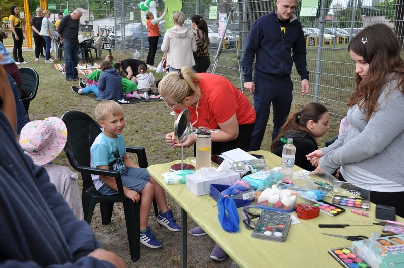 stanowiska z atrakcjami dla dzieci:  malowanie twarzy,