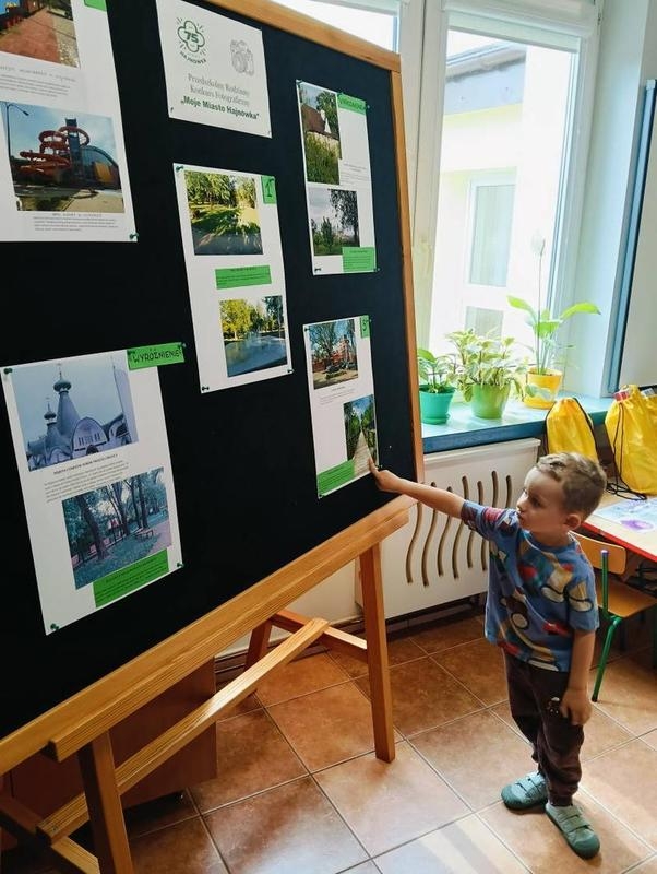 dziecko pokazuje swoje zdjęcie