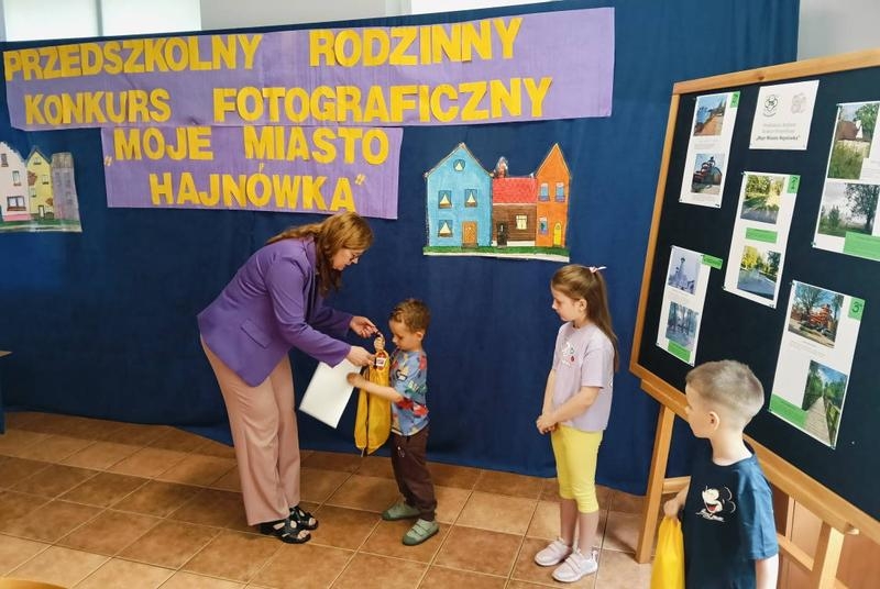 uroczyste wręczenie nagród przez dyrektor Iwonę Raszkiewicz