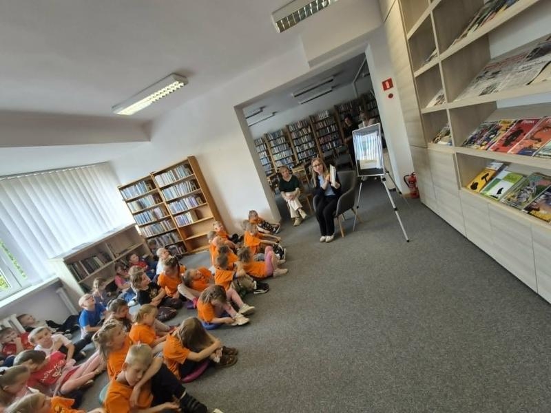 kobieta czyta dzieciom książkę