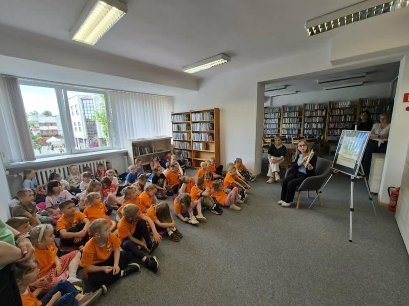 kobieta czyta dzieciom książkę