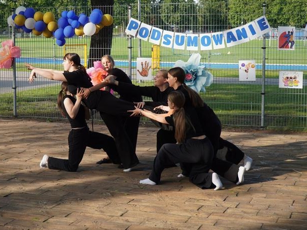 grupa taneczna na placu HDK