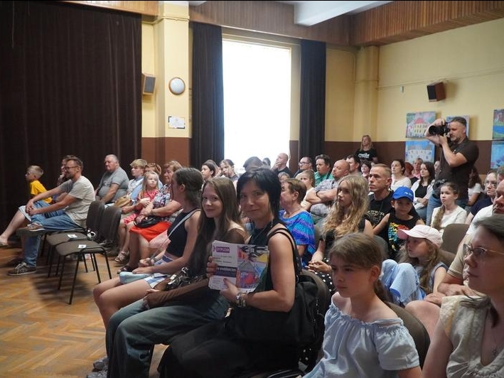 Na zdjęciach widać uczestników wernisażu.