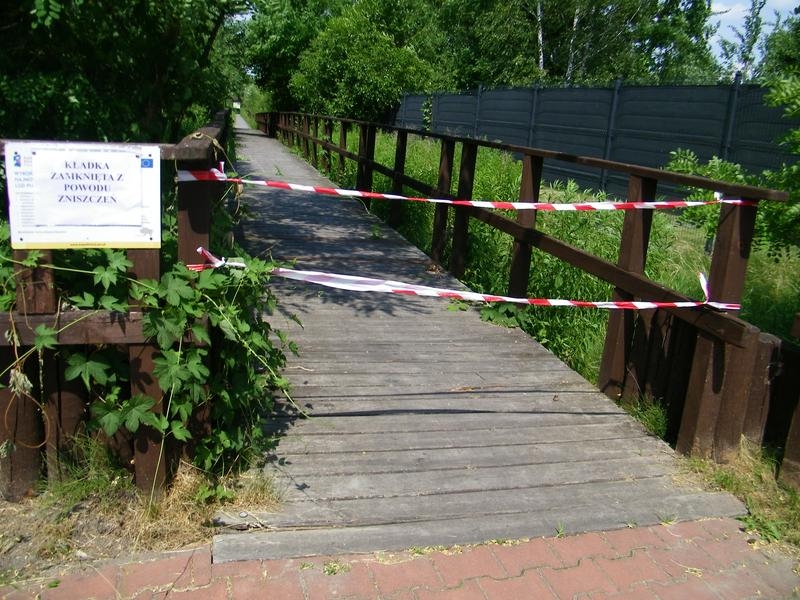 zdjęcie uszkodzonej kładki