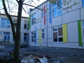 Elewacja budynku przedszkola w trakcie remontu