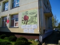 Budynek przedszkola od frontu z tabliczką informacyjną
