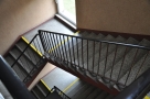 schody w budynku urzędu, na pierwszym i ostatnim stopniu widnieją żółte kontrastowe taśmy