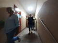 uczestnicy szkolenia podczas wędrówki po urzędzie w okularach deformujących widzenie
