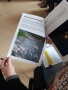 uczestnik szkolenia trzymający w rękach publikację