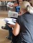 uczestnik szkolenia trzymający w rękach i przegladający publikacje