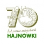 Okolicznościowy znak ma charakter ilustracyjny - w tych dwóch cyfrach symbolicznie opowiedziana jest historia naszego miasta. Logo łączy w sobie dwa oblicza Hajnówki: dawna, kojarząca się z przemysłem drzewnym i współczesna, rozwijająca się w atmosferze synergii z Puszczą Białowieską i doceniająca bogactwo kulturowe naszego regionu. Całość, ze względu na jubileuszowy charakter, utrzymana jest w klimacie retro, ale nawiązuje typografią do identyfikacji Marki Hajnówka.
