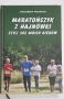 Okładka książki, na zielonym tle na górze biały napis: Aleksander Prokopiuk Maratończyk z Hajnówki czyli 300 moich biegów, na doel zdjęcie biegnących ludzi.