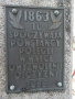 Na zdjęciu ciemna tablica z napisem: 1863. Tu spoczywają powstańcy polegli w walce o wyzwolenie ojczyzny. 1988.