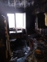 Zdjęcie przedstawia wnętrze spalonego domu.