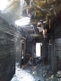 Zdjęcie przedstawia wnętrze spalonego domu. Z sufitu zwisają sople.
