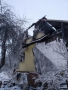 Zdjęcie przedstawia spalony dom. Na zdjęciu widać odpadającą elewację.