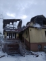 Zdjęcie przedstawia spalony dom. Pośrodku zdjęcia widać schody.