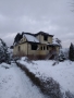 Zdjęcie przedstawia spalony dom.