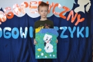 Chłopiec podczas prezentacji swojej pracy.