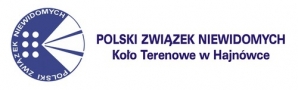 Logo w kształcie granatowego koła.  Po prawej stronie trzy białe trójkąty skierowane do środka okręgu. Po lewej stronie przy krawędzi napis: Polski Związek Niewidomych. Pomiędzy białymi trójkątami a napisem sześć białych kropek ułożonych parami.