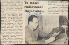 skan czarno-białego zdjęcia prasowego; na zdjęciu siedzący przed mikrofonem mężczyzna czyta coś z kartki