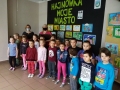 Grupa dzieci pozuje do zdjęcia.