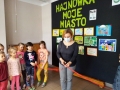 Dyrektor Przedszkola Małgorzata Saadoon, dokonuje uroczystego otwarcia wernisażu, poprzez przecięcie wstęgi trzymanej przez dzieci