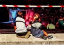 dwójka dzieci, chłopczyk i dziewczynka, siedzący tyłem i oglądający spektakl w Amfiteatrze podczas Festiwalu Wertep