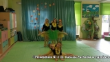 sześć dziewczynek ubranych w czarne body i żółte spódniczki, które tańczą taniec "Vaiana" wykonując w układzie tanecznym szpagaty