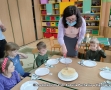 Dzieci w trakcie robienia tradycyjnego ciasta marcinka.