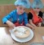Dzieci w tracie robienia tradycyjnego ciasta marcinka.