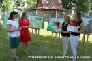 Uroczyste otwarcie wystawy. Cztery kobiety pozują do zdjecia. W tle widać wystawę.