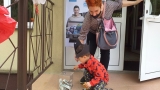 dzieci na tle plakatu UNICEFU, każde z nich wrzuca do puszki pieniądze. 
