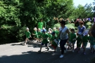 Na zdjęciu widac biegnące dzieci.